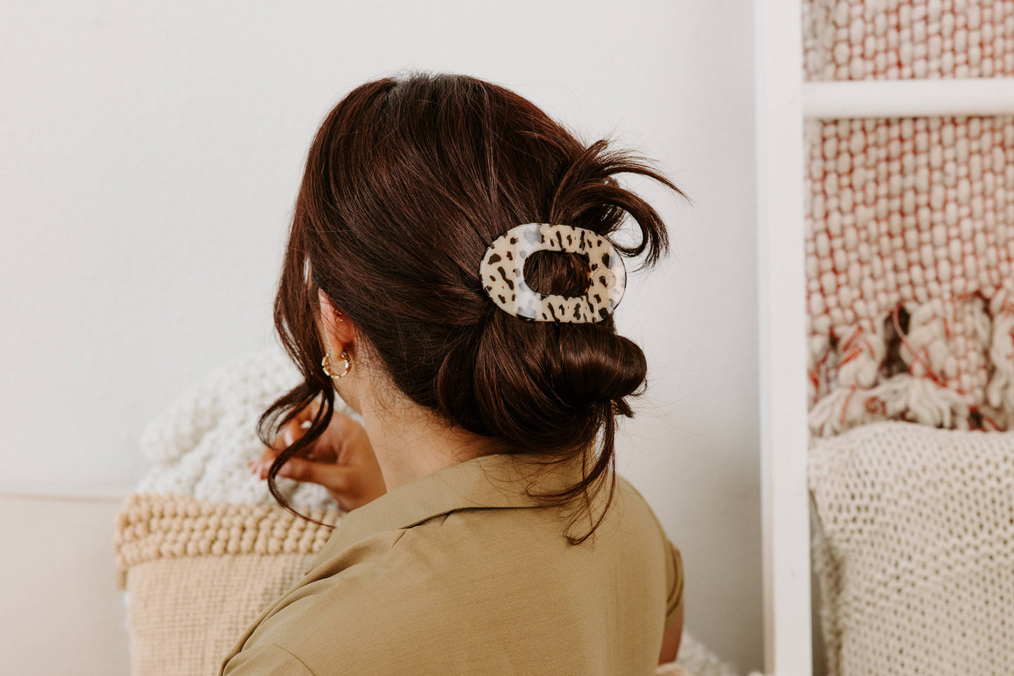 Blonde Tortoise Medium Round Flat Hair Clip