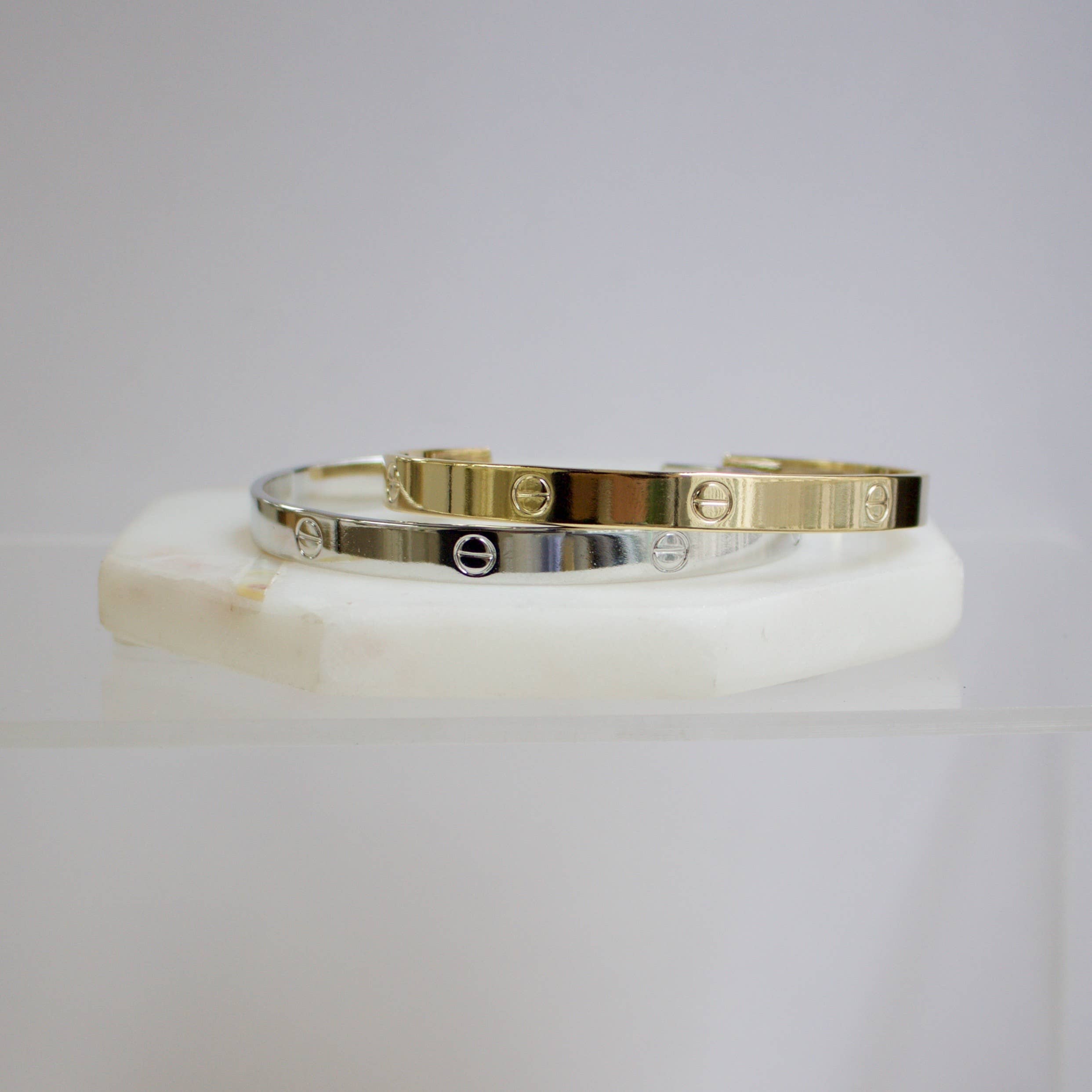 Nailhead Cuff Gold "LOVE" bracelet sunstruckri